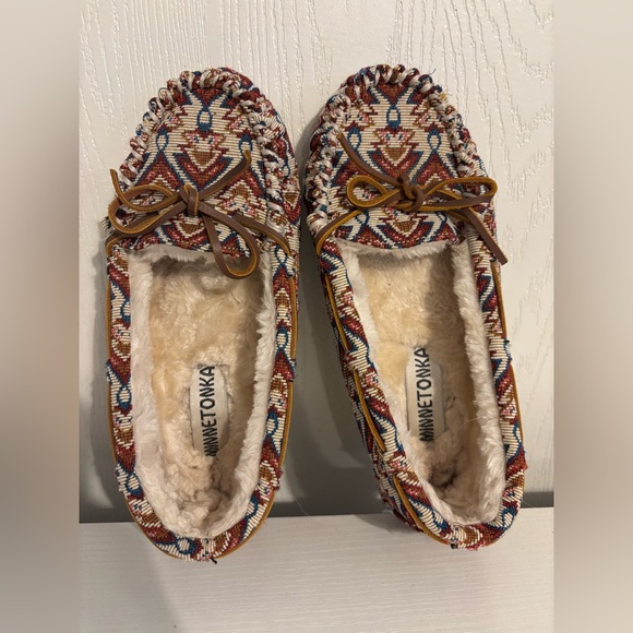 Minnetonka Shoes - Minnetonka Women's Cally moccasin slippers worn once 7M